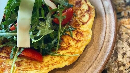 Galette de pommes de terre, salade de roquette, tomates & petits pots de crème à la vanille