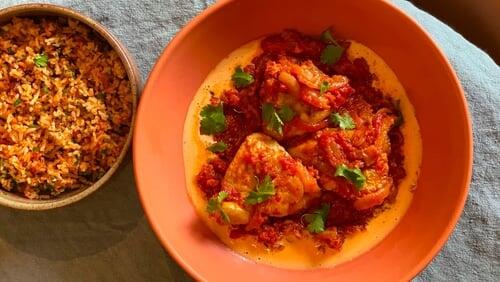 Poulet basquaise, riz cuisiné et crème de chorizo