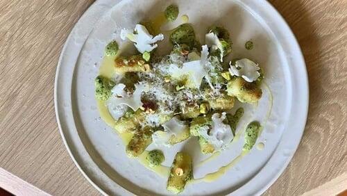 Gnocchi de chou-fleur, pesto de petits pois à la menthe / Rochers coco