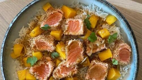 Saumon croustillant, riz à la mangue, vinaigrette sésame oignon / Moelleux aux pommes et cannelle