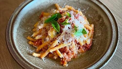 Macaroni au ragoût à la tomate et mozzarella & Œufs en neige au citron vert, crème anglaise à la vanille