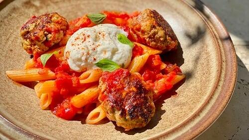 Boulettes sauce tomate basilic, penne, burrata