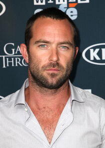 Sullivan Stapleton